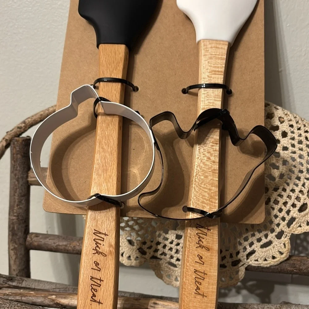 Rae Dunn HAPPY HALLOWEEN & TRICK OR TREAT SPATULAS & COOKIE CUTTER SET NEW
